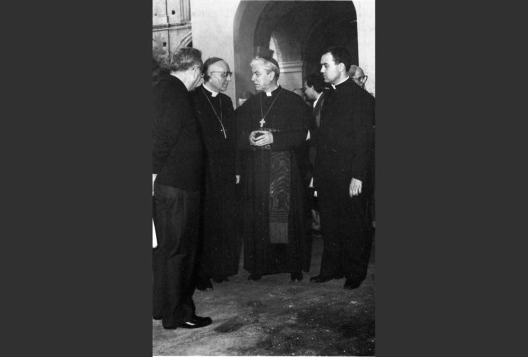 Il cardinale Salvatore Pappalardo, legato pontificio al XXI Congresso Eucaristico Nazionale, inaugura la mostra Figurazioni del Sacro (9 dicembre 1988)