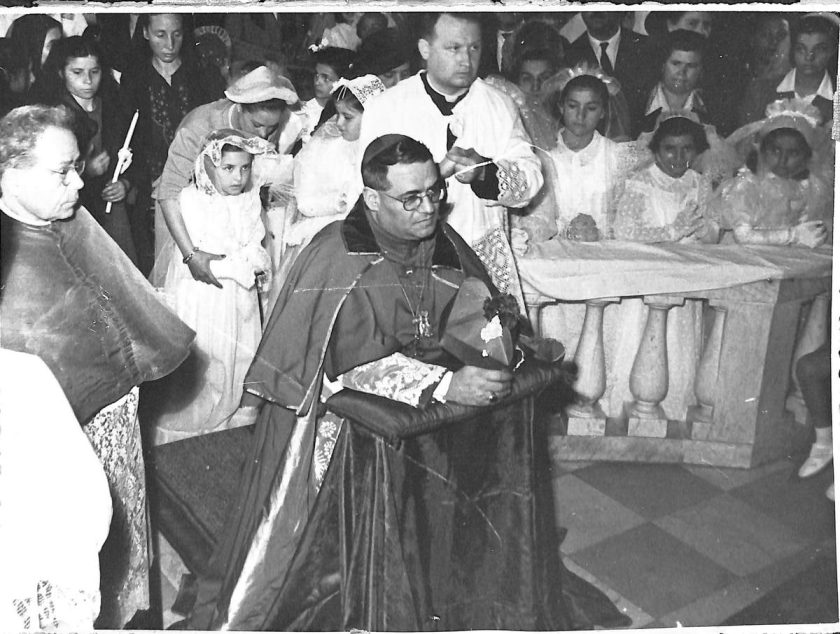 1947
Monsignor Antonio Lanza ritratto in un momento di preghiera in occasione della celebrazione di una Messa di Prima Comunione
ASDRCB, Fototeca, vol. 122