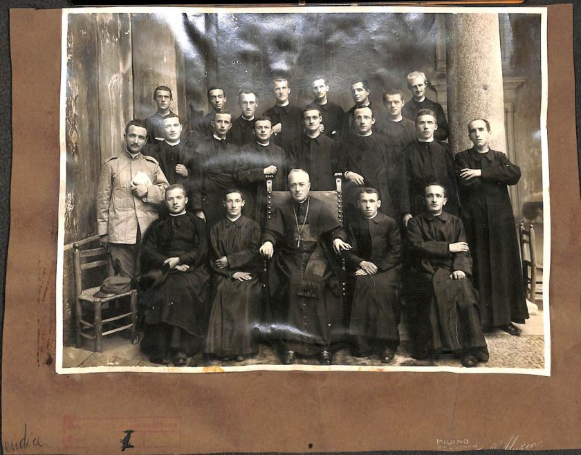 1915 – 1918, Milano
Monsignor Enrico Montalbetti (ultimo a destra della prima fila partendo dall’alto) in una fotografia di gruppo con il cardinale Andrea Carlo Ferrari, arcivescovo di Milano
ASDRCB, Fototeca, vol. 122