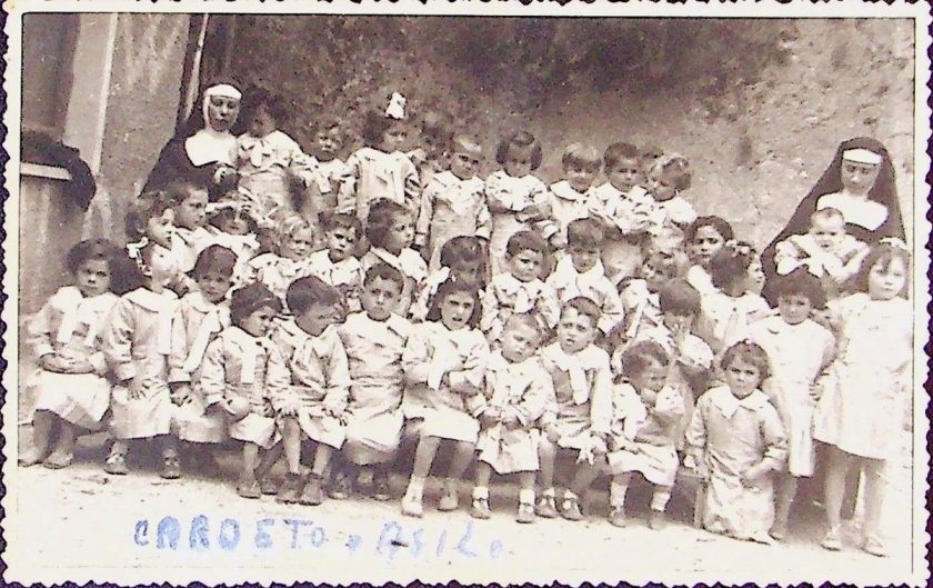 1954 maggio, Cardeto
Fotografia donata a monsignor Giovanni Ferro, arcivescovo di Reggio, dagli alunni dell’asilo infantile di Cardeto
ASDRCB, Monsignor Giovanni Ferro, asili, fondo in fase di riordino
